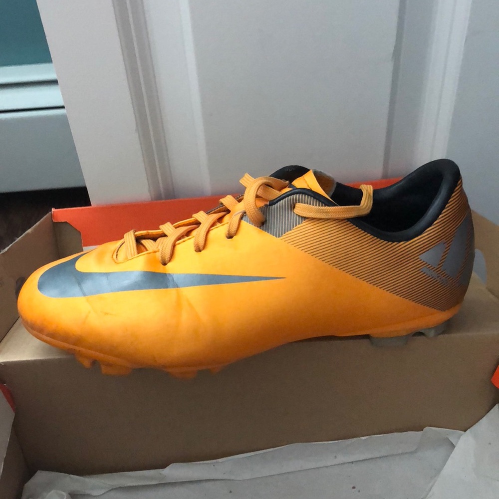 Nike youth orange soccer cleats!
